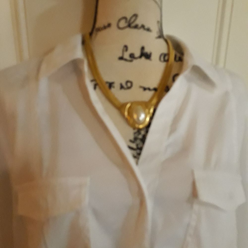 Blouse, White with 2 Pockets and Free Goldtone Necklace. Size 18-20.